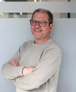 Antonio Fernández, técnico especializado en regularización administrativa de vehículos en Almería